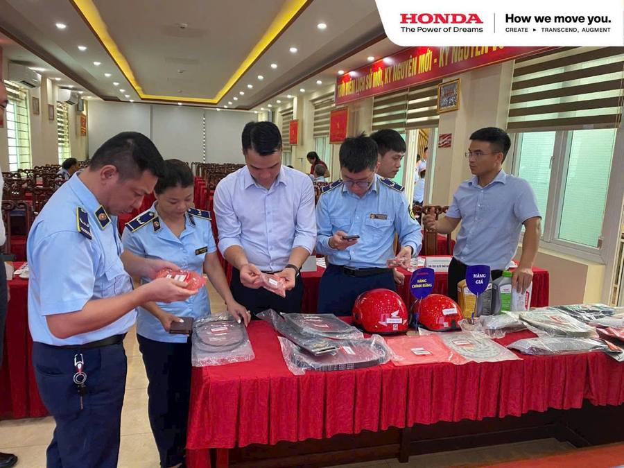 Honda Việt Nam tích cực đồng hành cùng lực lượng quản lý thị trường trong hoạt động tập huấn, phổ biến kiến thức về quyền sở hữu trí tuệ và nhận diện hàng thật, hàng giả.